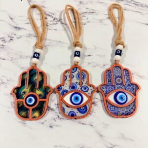 Colgante mano madera ojo